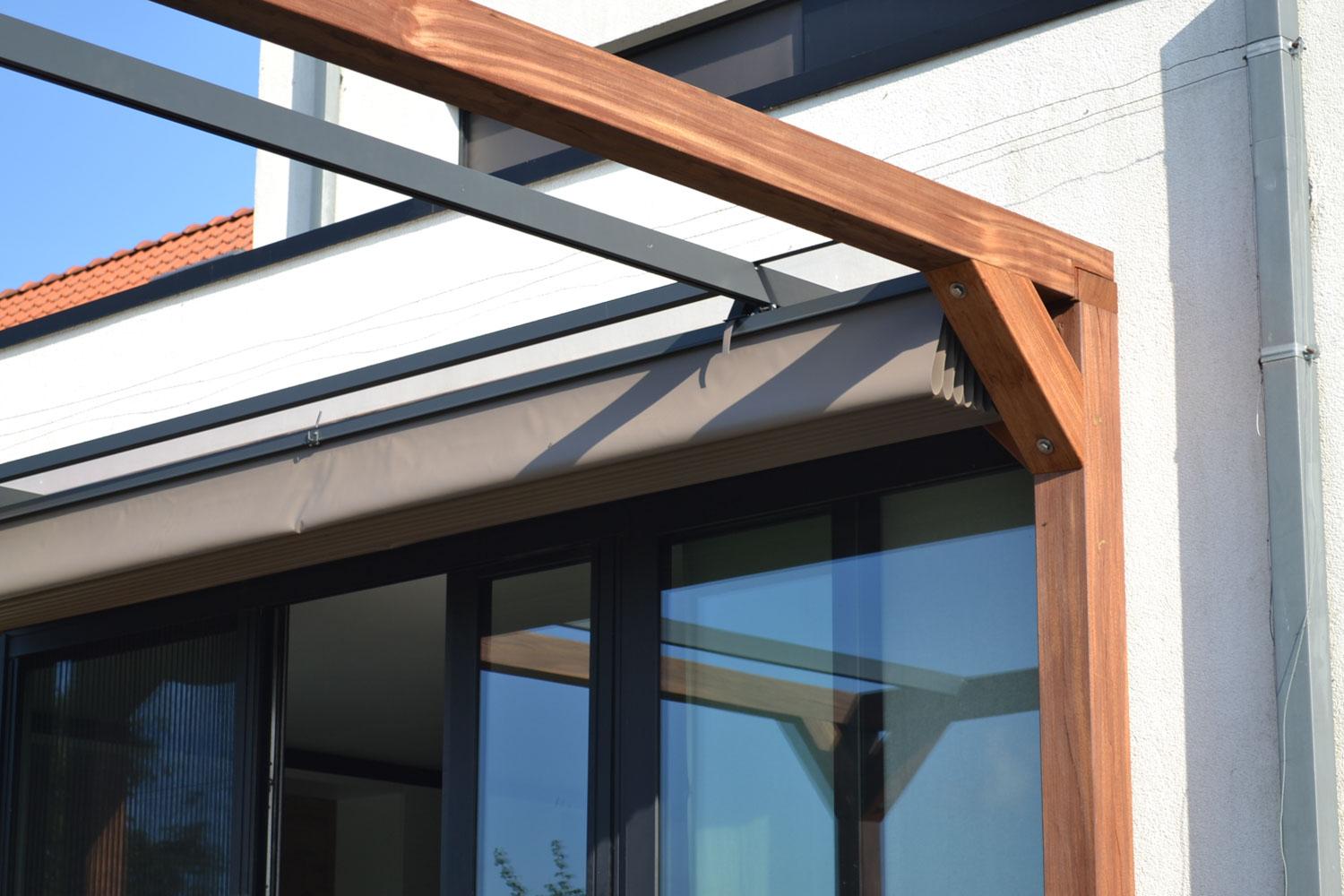 Terrasoverdekking met doek Terrasoverdekking met doek in houten frame. Schaduw maken. Manueel te openen. Zonwering op maat veh Ronse