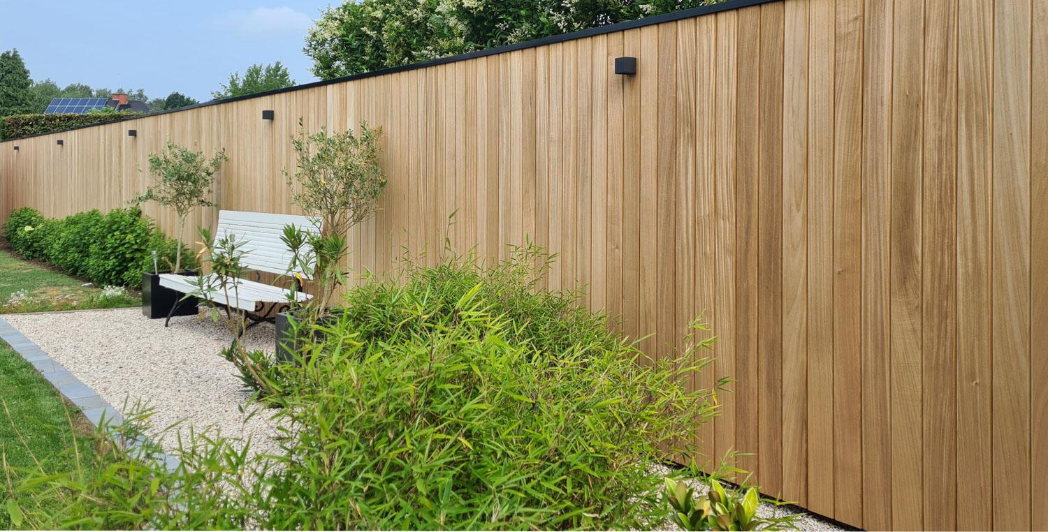 afsluiting hout modern Ontdek ons assortiment stijlvolle tuinafsluitingen, schuttingen en hekwerken in diverse materialen zoals hout, composiet en metaal, perfect voor elke tuin. Duurzaam, onderhoudsvriendelijk en op maat gemaakt.