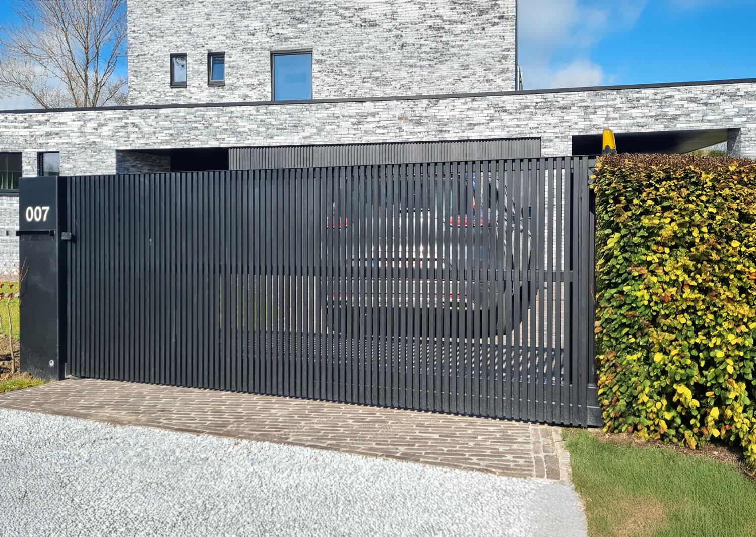 schuifpoort metaal Voeg stijl en veiligheid toe aan uw tuin met een duurzame tuinpoort. Beschikbaar in hout (afromosia, padoek, iroko,...), metaal , aluminium en composiet, op maat gemaakt voor een perfecte aansluiting bij uw tuinafsluiting.