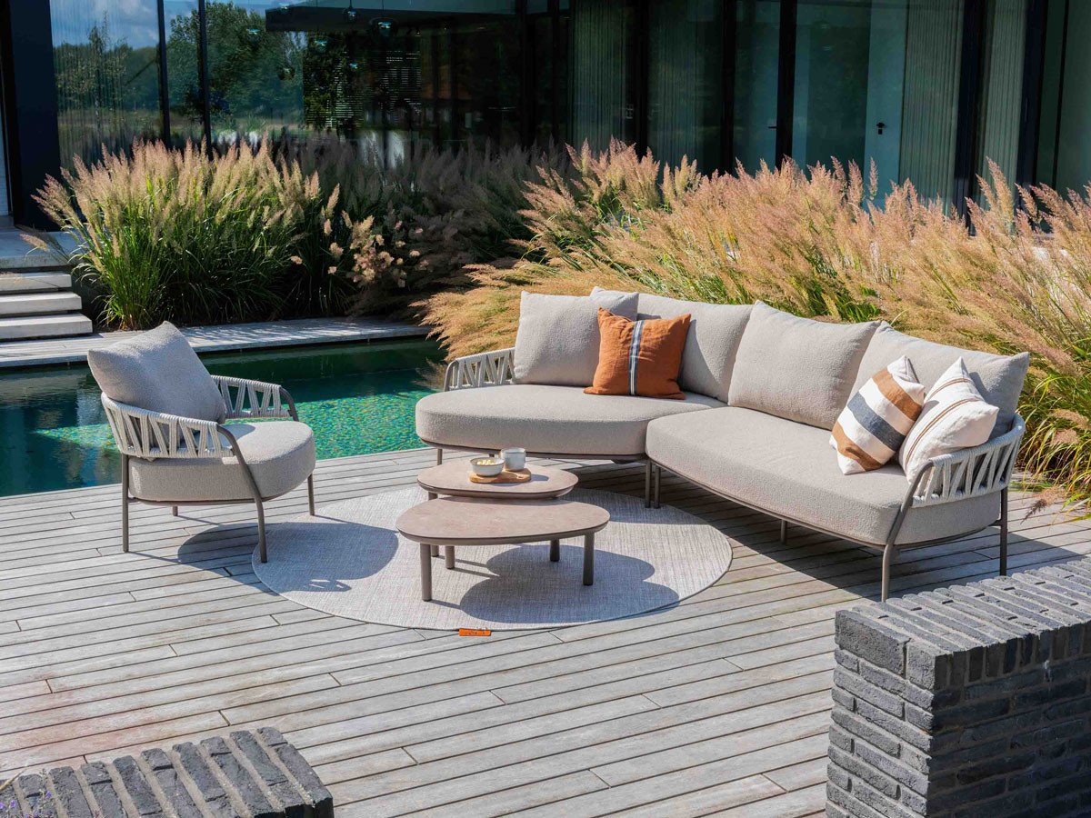 De Calma lounge van 4 Seasons Outdoor staat voor pure luxe en comfort in je tuin. Dankzij de hoogwaardige materialen en all weather kussens geniet je het hele seizoen zorgeloos buiten. Het tijdloze design past perfect in zowel moderne als landelijke tuinen. Ontdek deze lounge set in onze showroom en ervaar het zitcomfort zelf.