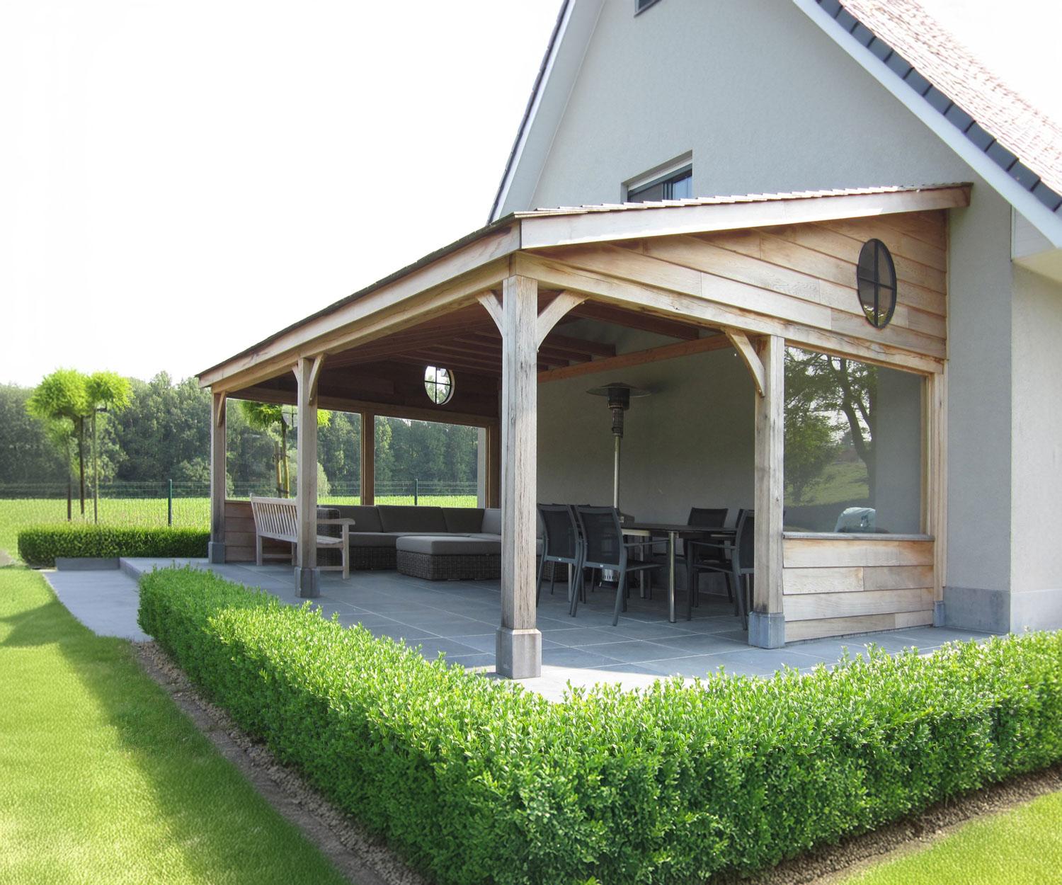 terrasoverkapping eik Geniet optimaal van uw buitenruimte met een stijlvolle terrasoverkapping. Bescherming tegen weer en wind in diverse materialen zoals aluminium of eik, kan gesloten worden met glazen schuifwanden.
