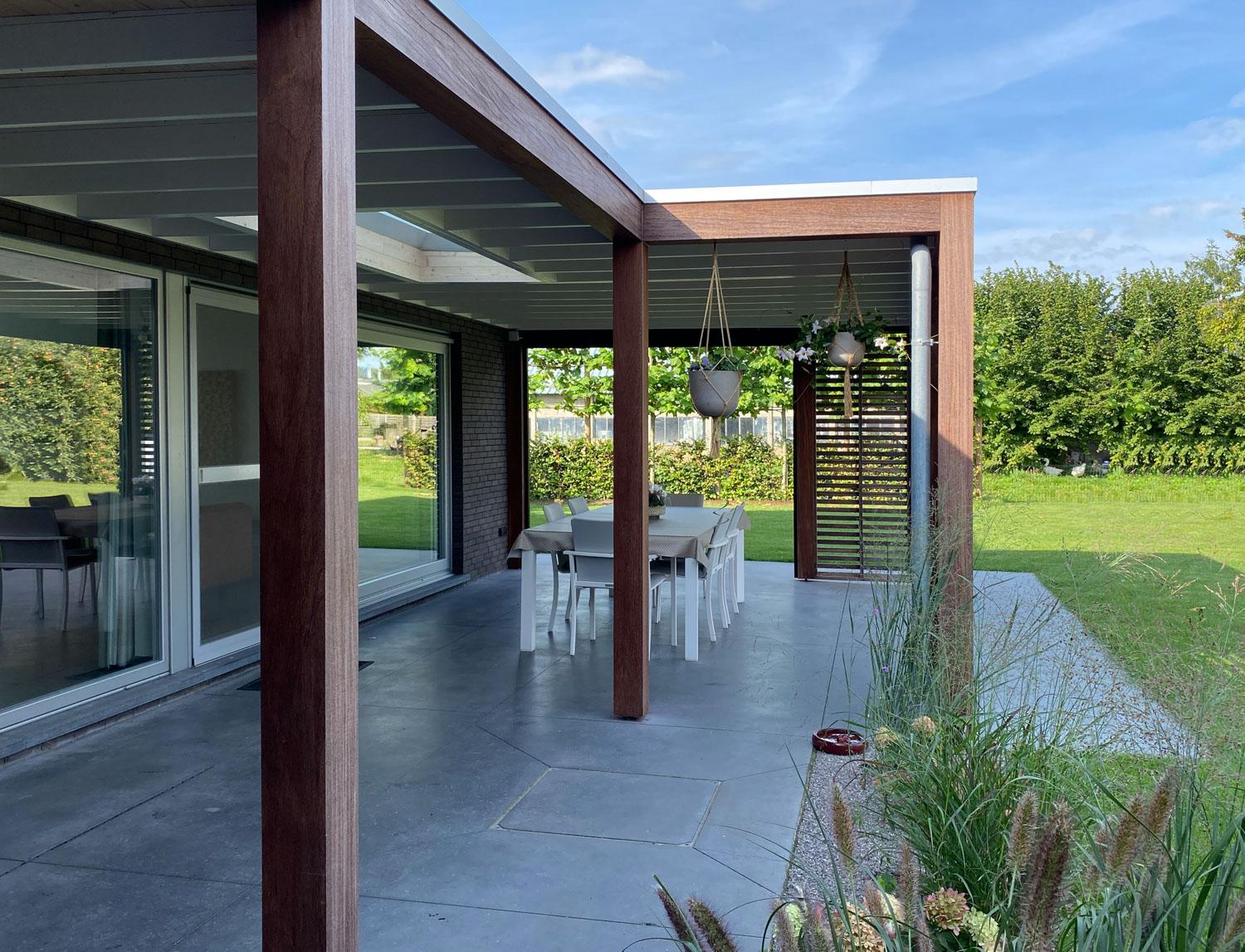 terrasoverkapping modern hout Geniet optimaal van uw buitenruimte met een stijlvolle terrasoverkapping. Bescherming tegen weer en wind in diverse materialen zoals aluminium of hardhout, kan gesloten worden met glazen schuifwanden.