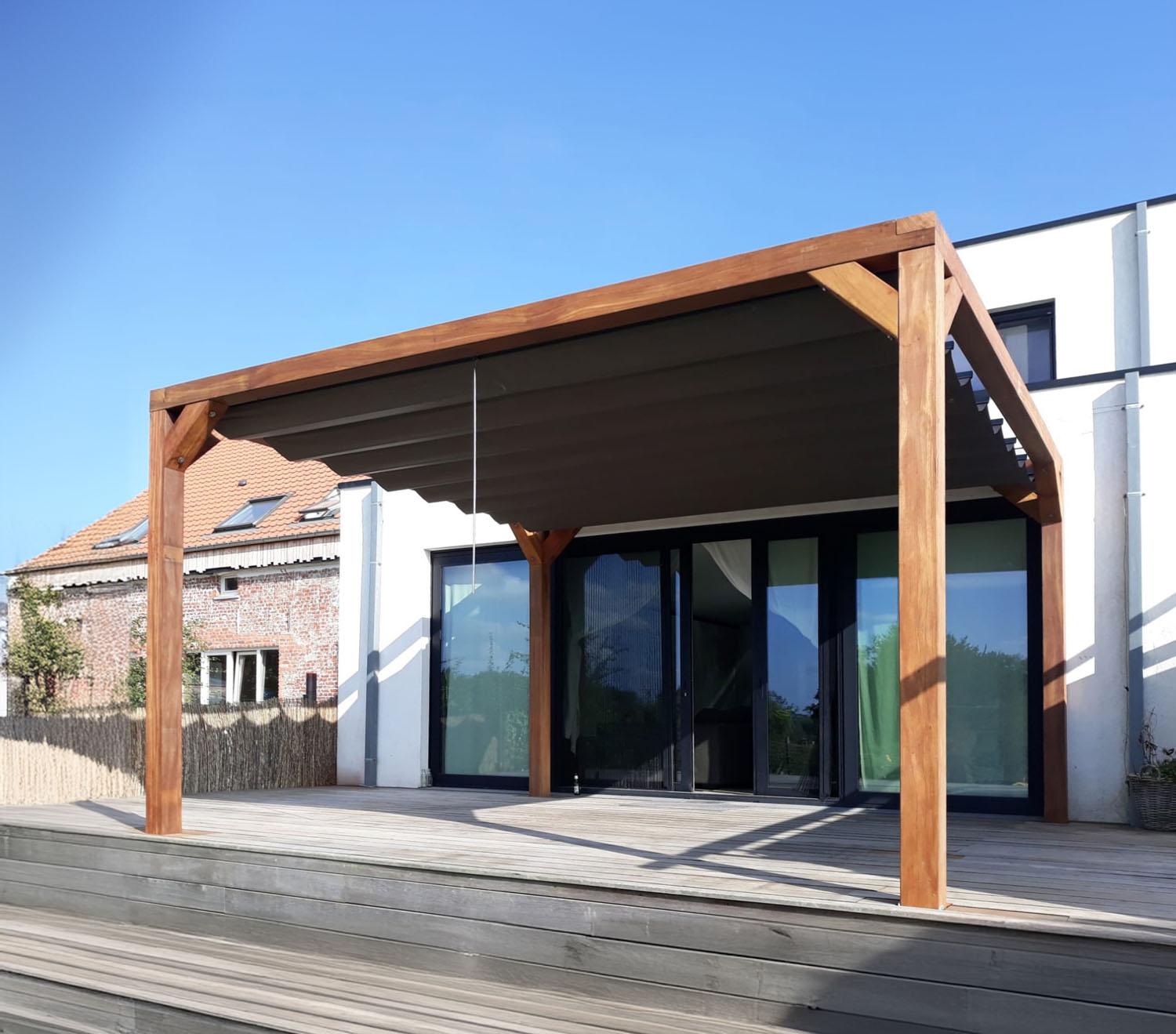 Terrasoverdekking met doek Terrasoverdekking met doek in houten frame. Schaduw maken. Manueel te openen. Zonwering op maat veh Ronse