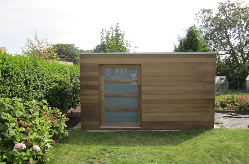 Box Iroko Box tuinhuis in therm ayous, thermowood. Modern en strak. Epdm folie als dakbedekking. Veh Ronse