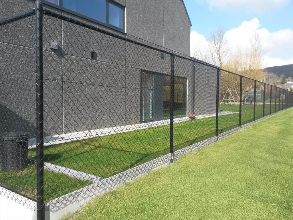 Draadafsluiting veh Draadafsluiting zwart, metalen palen met bovenbuis, veh Ronse