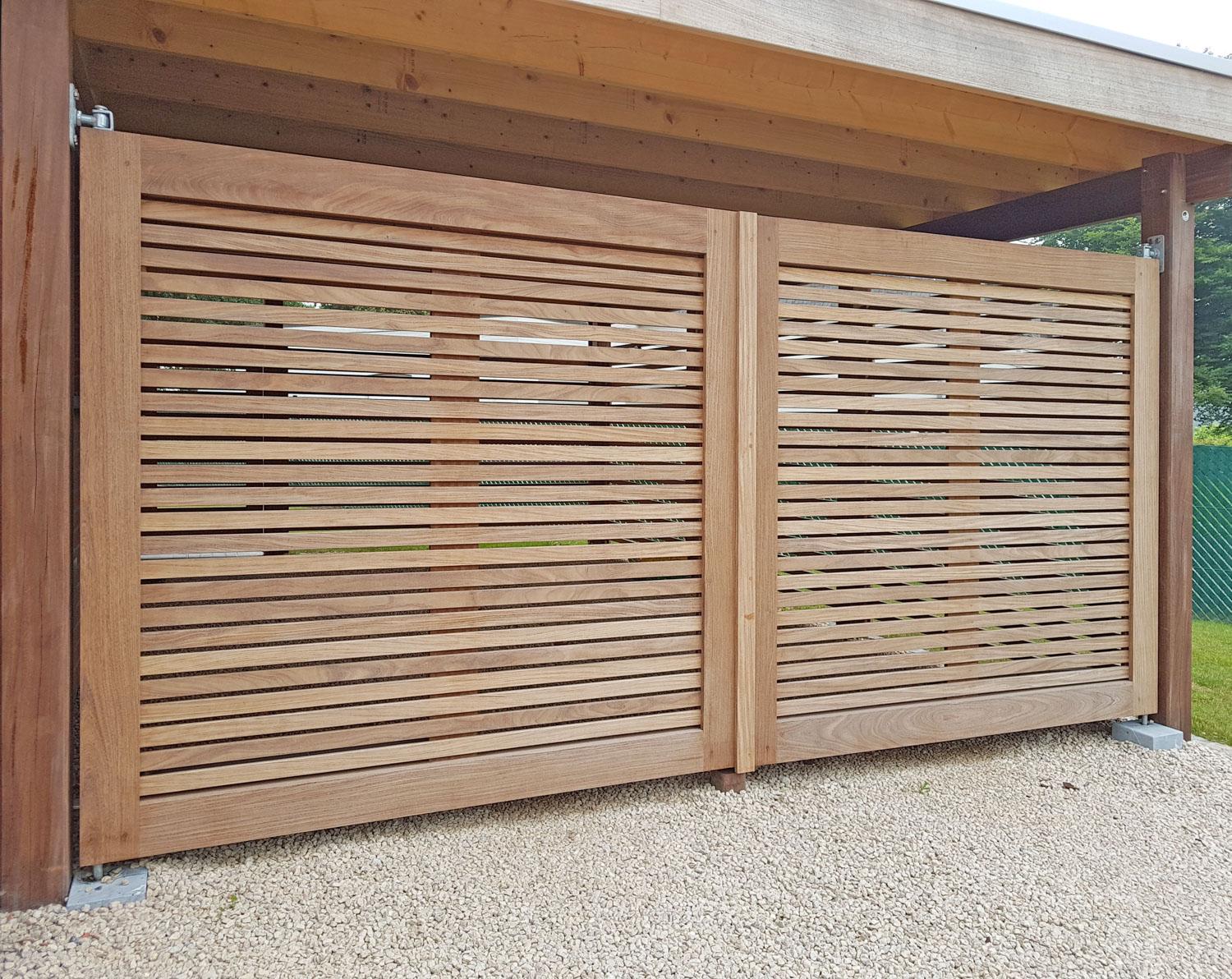 tuinpoort Voeg stijl en veiligheid toe aan uw tuin met een duurzame tuinpoort. Beschikbaar in hout (afromosia, padoek, iroko,...), metaal , aluminium en composiet, op maat gemaakt voor een perfecte aansluiting bij uw tuinafsluiting.