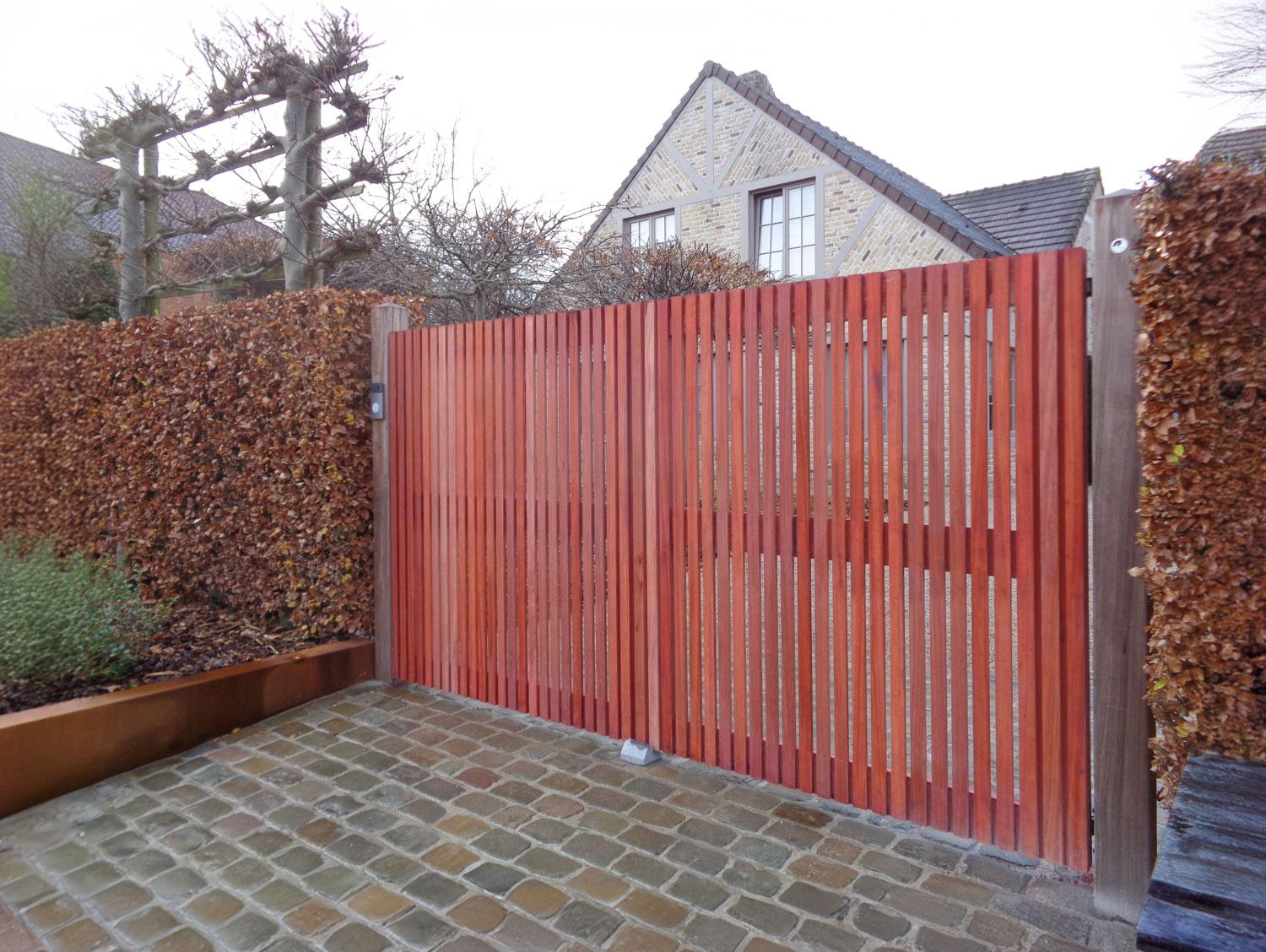 tuinpoort padoek Voeg stijl en veiligheid toe aan uw tuin met een duurzame tuinpoort. Beschikbaar in hout (afromosia, padoek, iroko,...), metaal , aluminium en composiet, op maat gemaakt voor een perfecte aansluiting bij uw tuinafsluiting.