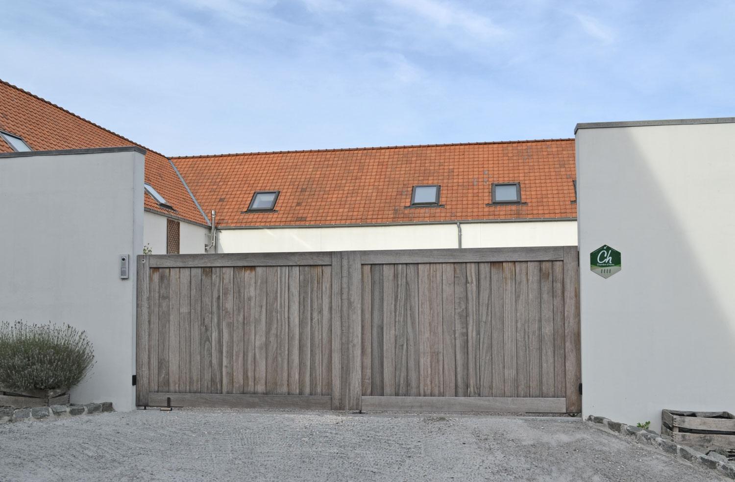 tuinpoort hout Voeg stijl en veiligheid toe aan uw tuin met een duurzame tuinpoort. Beschikbaar in hout (afromosia, padoek, iroko,...), metaal , aluminium en composiet, op maat gemaakt voor een perfecte aansluiting bij uw tuinafsluiting.