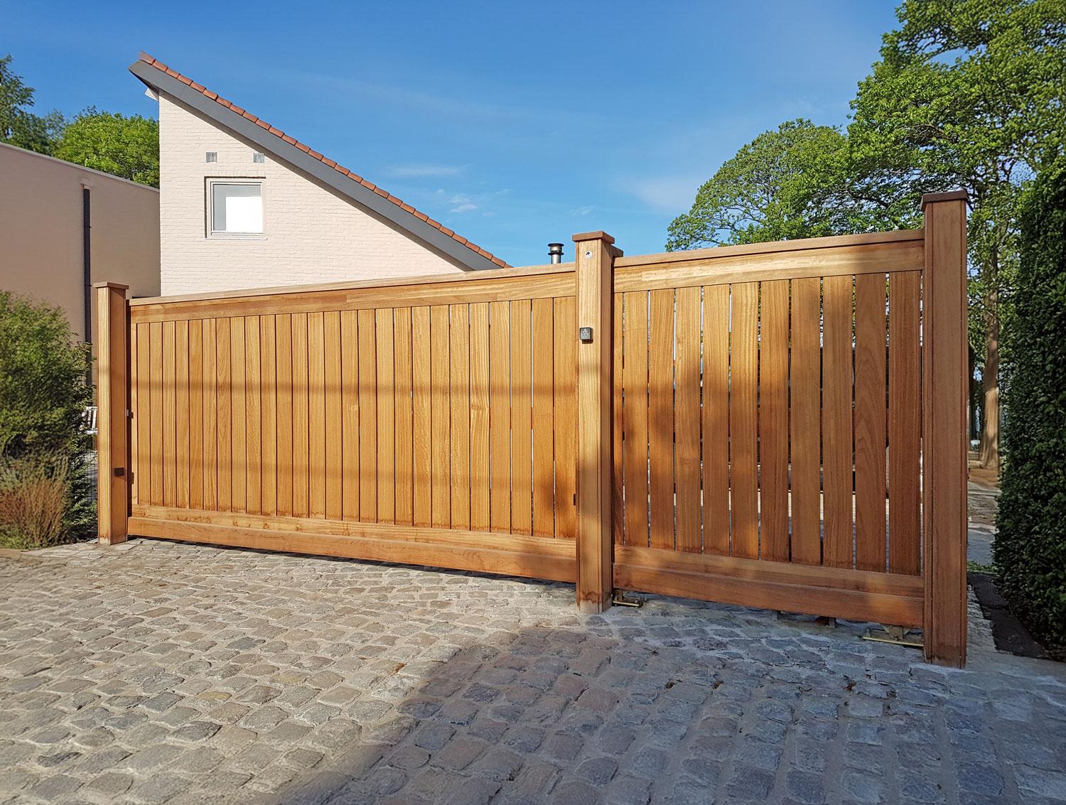 schuifpoort hout Voeg stijl en veiligheid toe aan uw tuin met een duurzame tuinpoort. Beschikbaar in hout (afromosia, padoek, iroko,...), metaal , aluminium en composiet, op maat gemaakt voor een perfecte aansluiting bij uw tuinafsluiting.