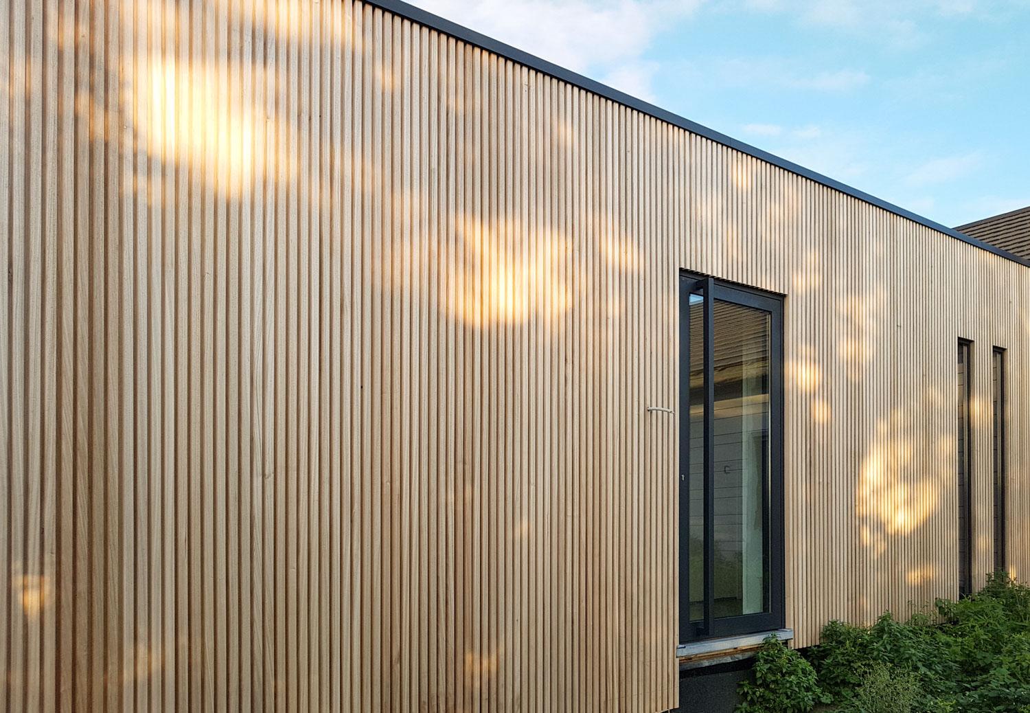 gevelbekleding hout modern Verfraai en bescherm uw woning met duurzame gevelbekleding. Ontdek onze gevelbekleding in hout of composiet voor een moderne uitstraling. Op maat gemaakt voor elke woning, met minimale onderhoud en maximale duurzaamheid.