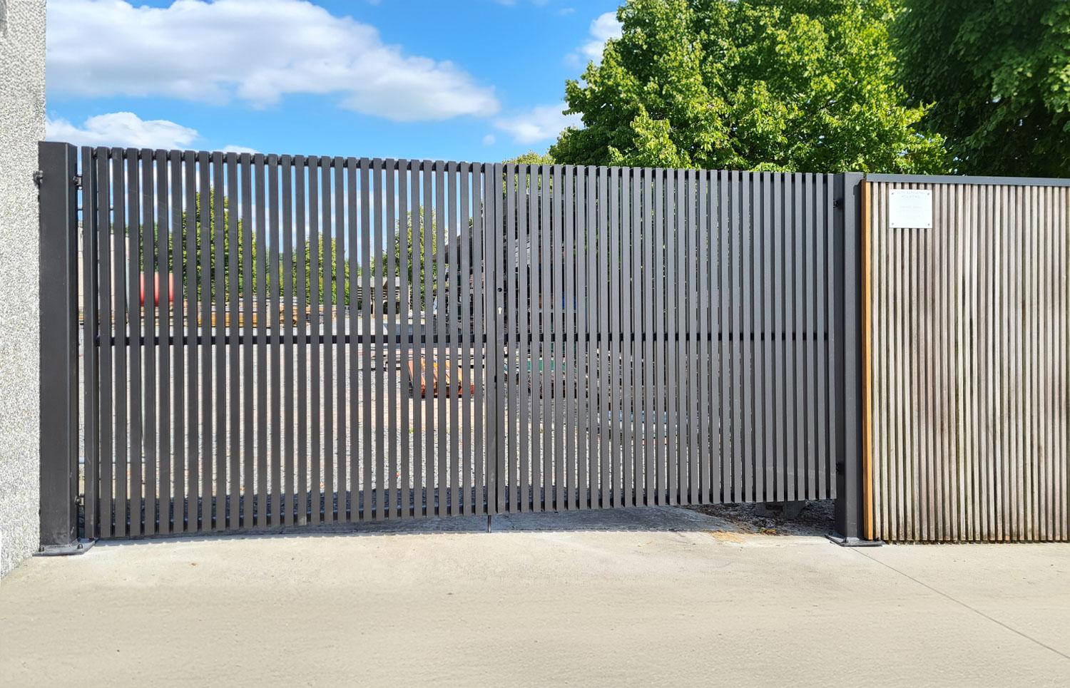 tuinpoort metaal Voeg stijl en veiligheid toe aan uw tuin met een duurzame tuinpoort. Beschikbaar in hout (afromosia, padoek, iroko,...), metaal , aluminium en composiet, op maat gemaakt voor een perfecte aansluiting bij uw tuinafsluiting.