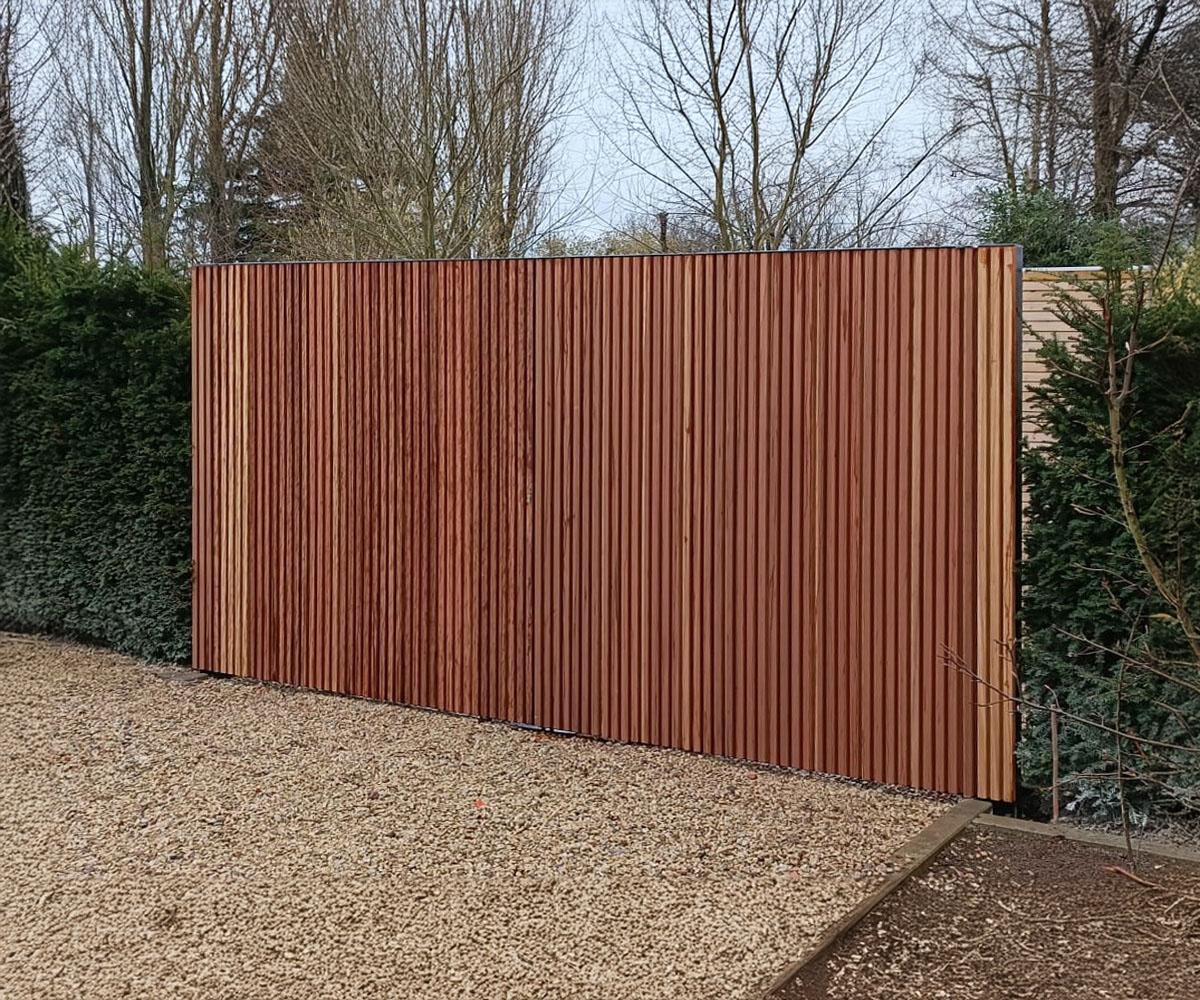 tuinpoort gesloten Voeg stijl en veiligheid toe aan uw tuin met een duurzame tuinpoort. Beschikbaar in hout (afromosia, padoek, iroko,...), metaal en composiet, op maat gemaakt voor een perfecte aansluiting bij uw tuinafsluiting.