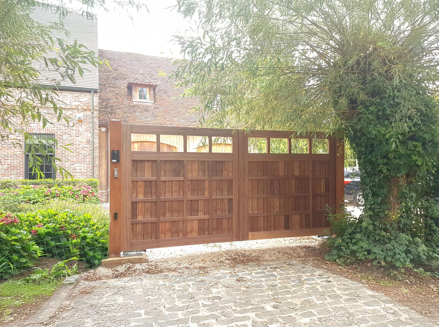 tuinpoort hout Voeg stijl en veiligheid toe aan uw tuin met een duurzame tuinpoort. Beschikbaar in hout (afromosia, padoek, iroko,...), metaal en composiet, op maat gemaakt voor een perfecte aansluiting bij uw tuinafsluiting.