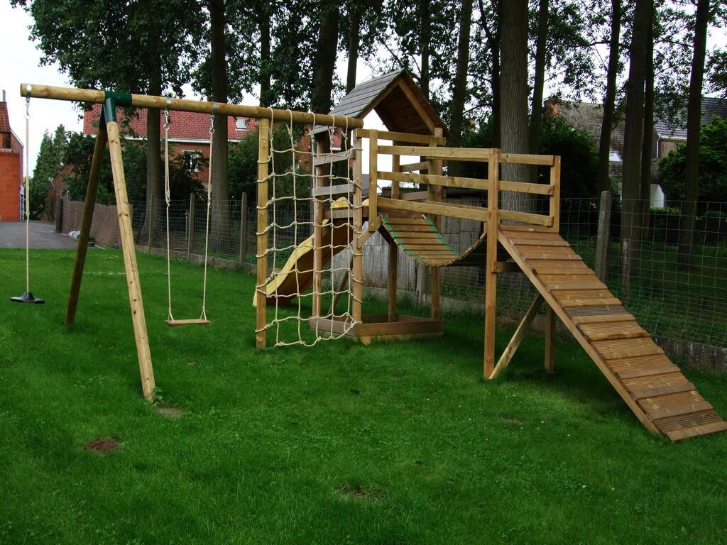 Speeltoren speeltuig Speeltoren, speeltuig met loopbrug en glijbaan, klimnet en speeltoestellen. veh Ronse