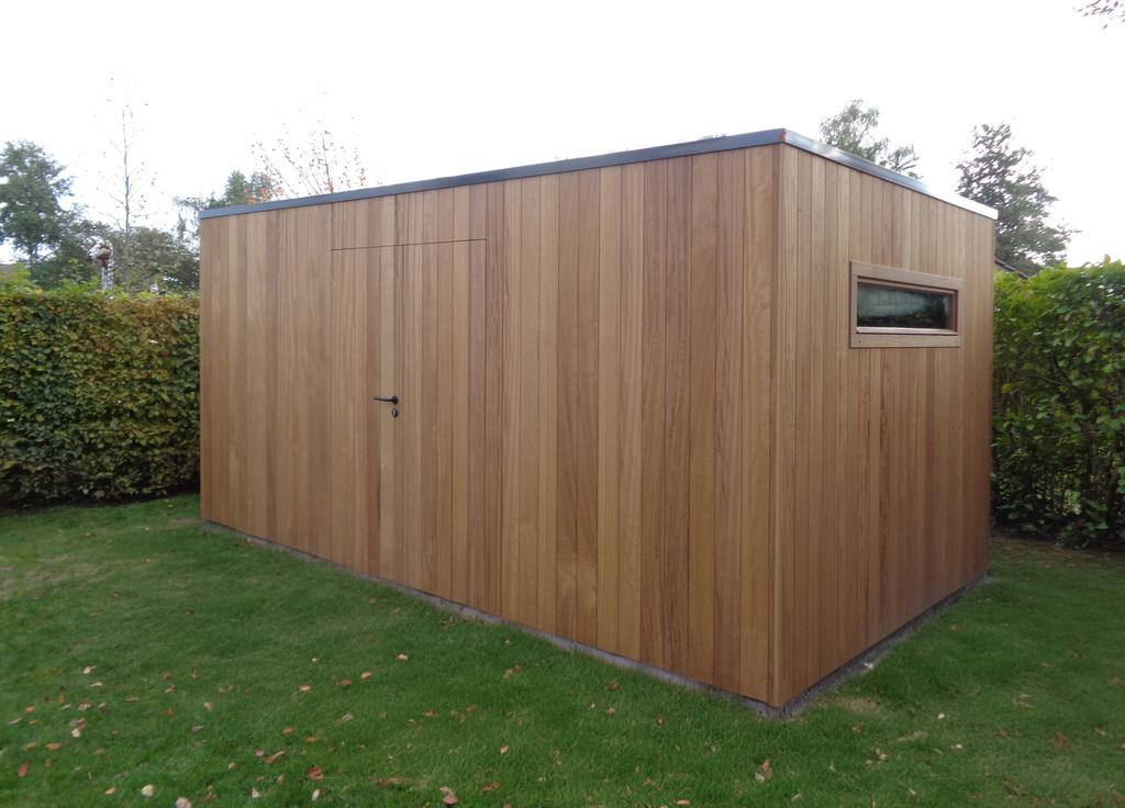 Modern tuinhuis in Iroko Modern tuinhuis milano of cubic veh Ronse, tuinhuis met verticale beplanking met plat dak in padoek, thermo ayous, iroko