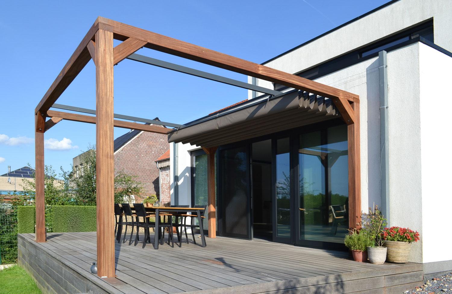 Terrasoverdekking met doek Terrasoverdekking met doek in houten frame. Schaduw maken. Manueel te openen. Zonwering