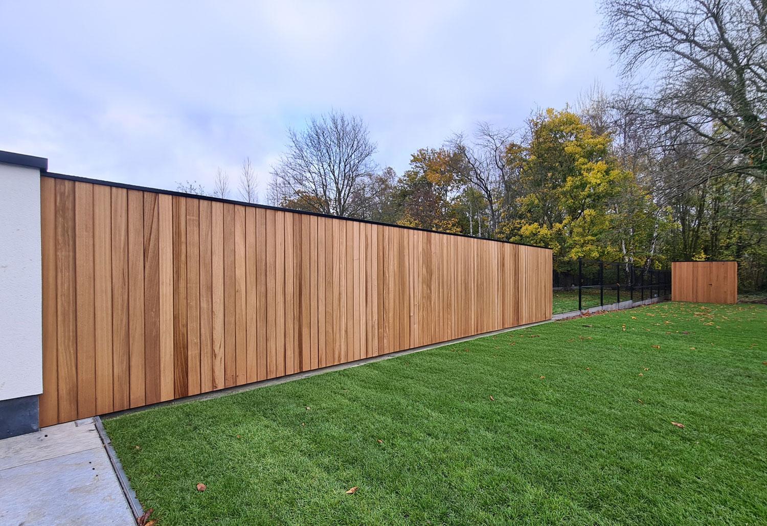 afsluiting hout modern Ontdek ons assortiment stijlvolle tuinafsluitingen, schuttingen en hekwerken in diverse materialen zoals hout, composiet en metaal, perfect voor elke tuin. Duurzaam, onderhoudsvriendelijk en op maat gemaakt.