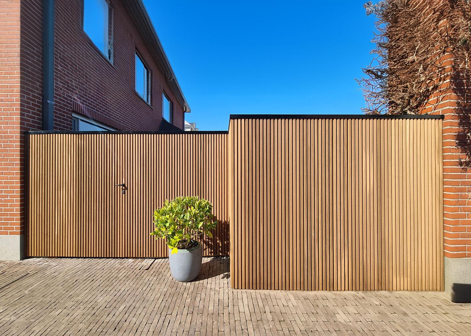 tuinafsluiting modern Ontdek ons assortiment stijlvolle tuinafsluitingen, schuttingen en hekwerken in diverse materialen zoals hout, composiet en metaal, perfect voor elke tuin. Duurzaam, onderhoudsvriendelijk en op maat gemaakt.